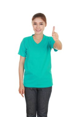 başparmak yukarıya ile boş t-shirt kadında