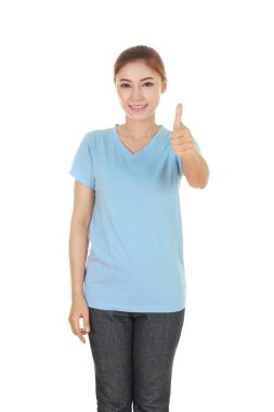 başparmak yukarıya ile boş t-shirt kadında