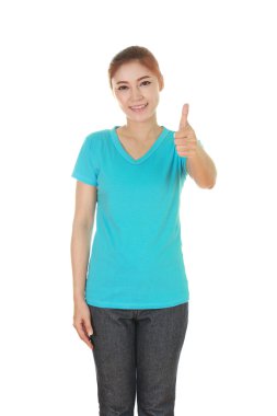 başparmak yukarıya ile boş t-shirt kadında