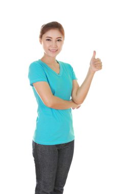 başparmak yukarıya ile boş t-shirt kadında