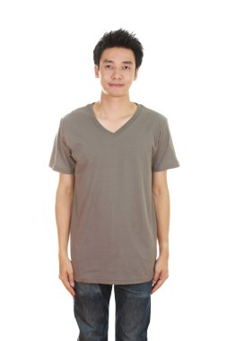 adam boş t-shirt ile