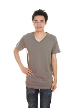 adam boş t-shirt ile