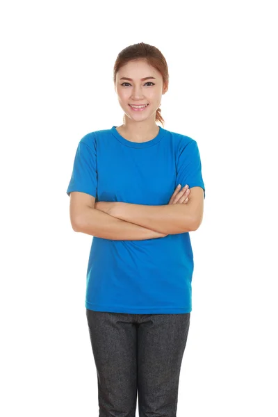 Mulher com braços cruzados, vestindo t-shirt — Fotografia de Stock