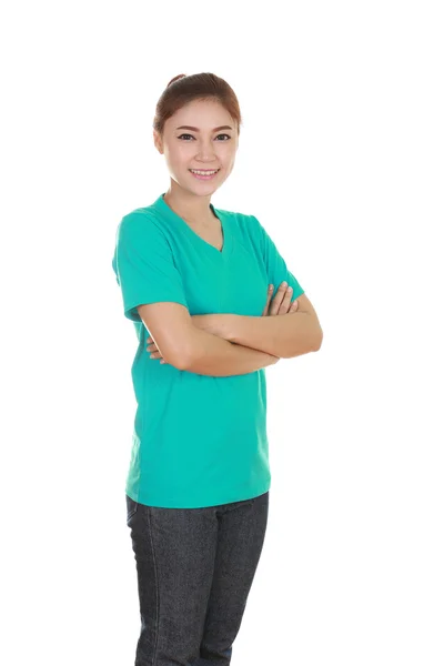 Mulher com braços cruzados, vestindo t-shirt — Fotografia de Stock