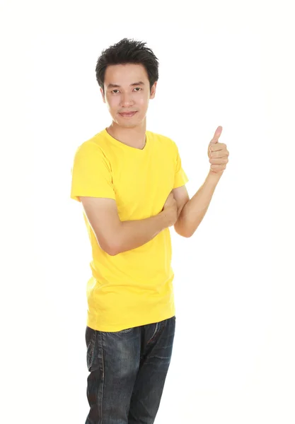 Человек в черной футболке с поднятыми вверх большими пальцами — стоковое фото