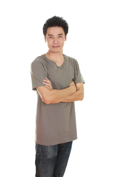 Мужчина со скрещенными руками, в футболке — стоковое фото
