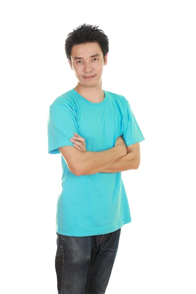 Uomo con le braccia incrociate, indossando t-shirt — Foto Stock