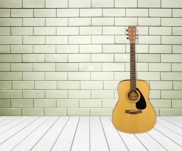 Gitara w puste pusty pokój — Zdjęcie stockowe