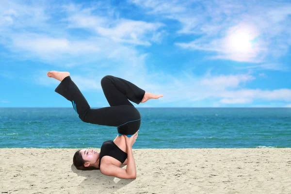 Kobieta robi ćwiczenia jogi na plaży — Zdjęcie stockowe