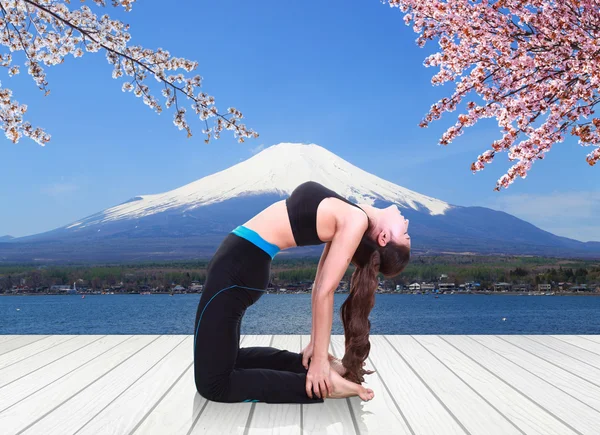 Mulher fazendo exercício de ioga no chão de madeira com o fundo Mt Fuji — Fotografia de Stock
