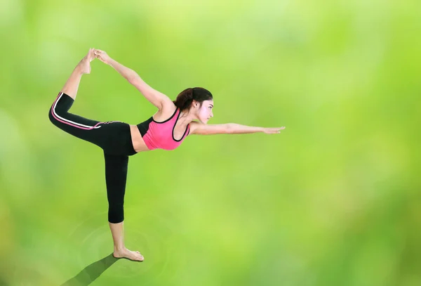 Mulher fazendo exercício de ioga com fundo borrão natural — Fotografia de Stock
