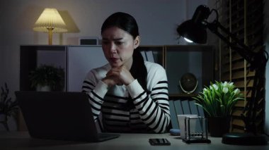 Kadın bir gecede bilgisayarla düşünüyor ve çalışıyor.