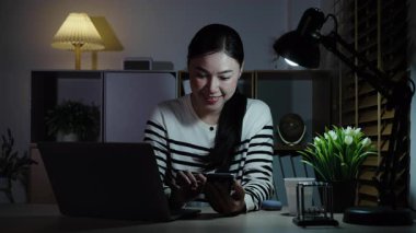 Bir gecede akıllı telefon ve laptopla uyanan bir kadın.