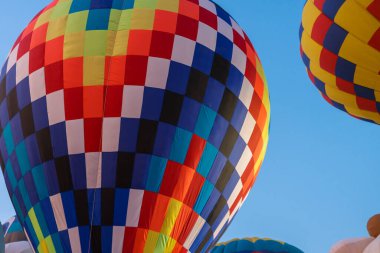 Gökyüzünde parlayan renkli sıcak hava balonları