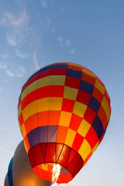 Gökyüzünde parlayan renkli sıcak hava balonları
