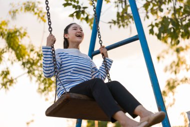 Parkta salıncakta sallanan kadın