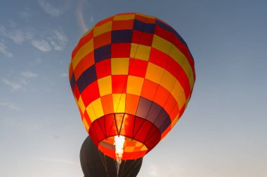 Gökyüzünde parlayan renkli sıcak hava balonları