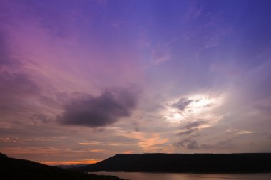 Lam Takong reservoir baraj dağ silueti