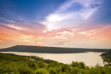 Gün batımında Takong reservoir baraj lam