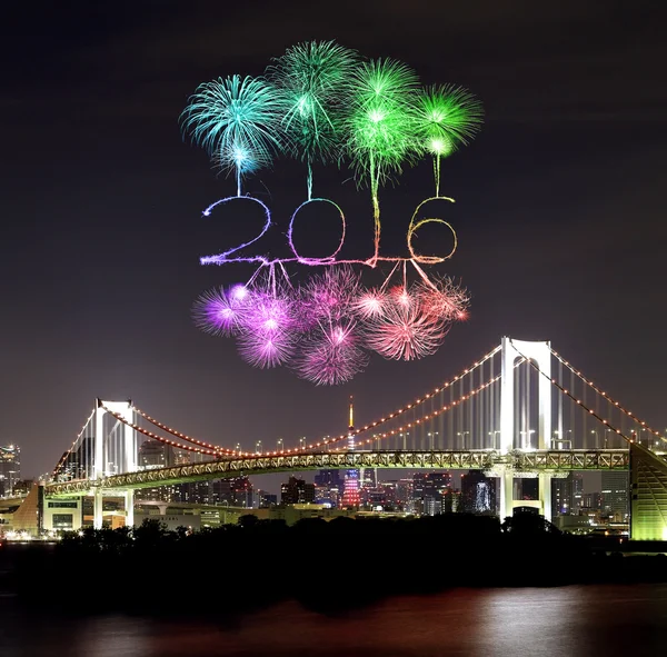 Silvesterfeuerwerk 2016 über Tokyo-Regenbogenbrücke — Stockfoto