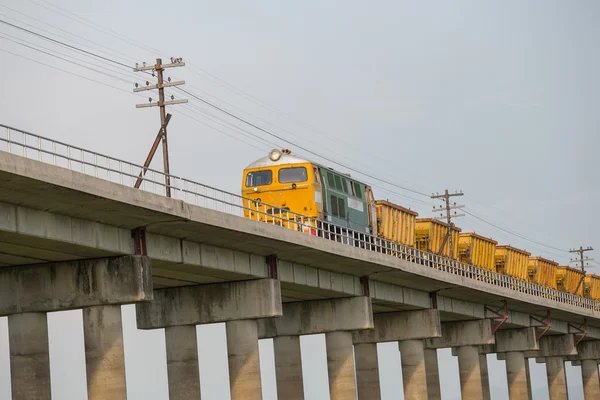 Träna på järnvägsbron — Stockfoto