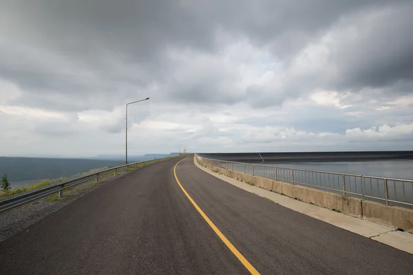 Carretera en la cresta de la presa del embalse Lam Takong — Foto de Stock