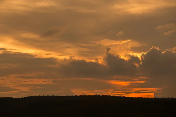 Silhueta de pôr-do-sol sobre a montanha negra escura — Fotografia de Stock