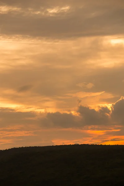 Silhouet van zonsondergang over donkere zwarte berg — Stockfoto