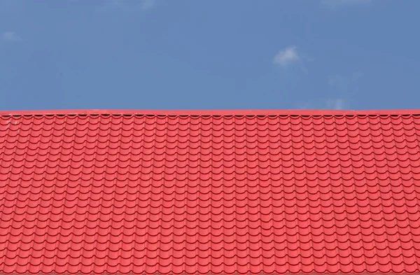 Techo rojo con cielo azul — Foto de Stock