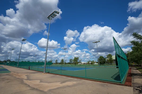 青い空と空屋外テニスコート — ストック写真