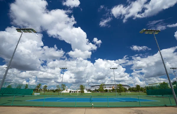 Campo da tennis all'aperto vuoto con cielo blu — Foto Stock