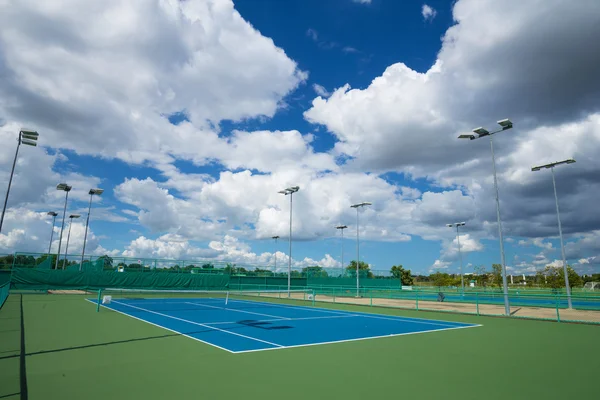 Court de tennis vide extérieur avec ciel bleu — Photo