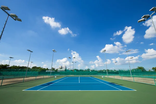 Court de tennis vide extérieur avec ciel bleu — Photo