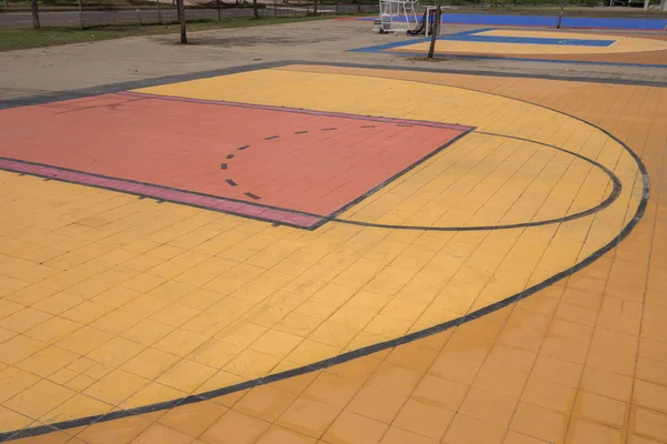 Líneas de tiro libre de la cancha pública de baloncesto —  Fotos de Stock