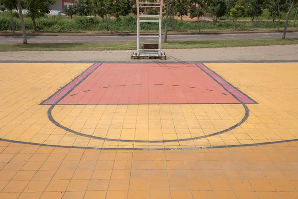 Linhas de lance livre da quadra de basquete pública — Fotografia de Stock