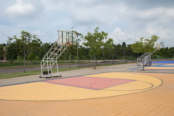 Leeres öffentliches Basketballfeld — Stockfoto