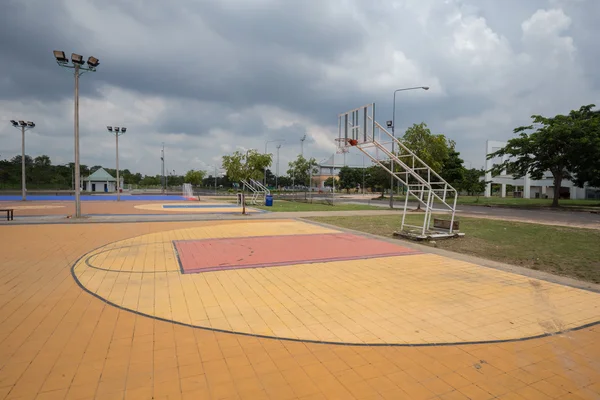 Leeres öffentliches Basketballfeld — Stockfoto