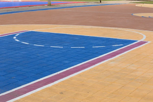 Volného hodu linky veřejné basketbalové hřiště — Stock fotografie