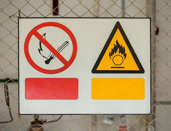 Ninguna señal de fuego y señales de advertencia de fuego —  Fotos de Stock