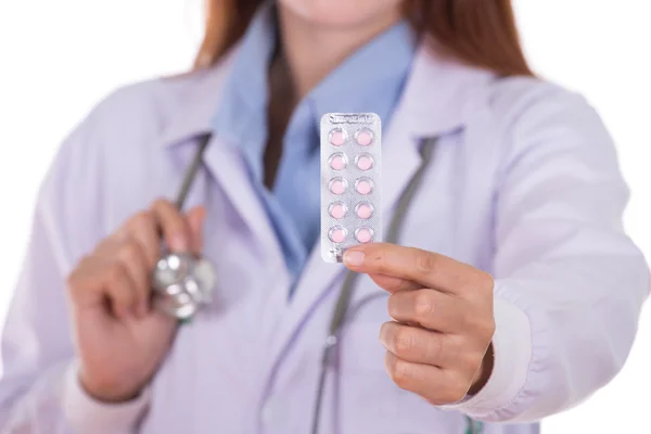 Pilules de gros plan avec le médecin féminin — Photo