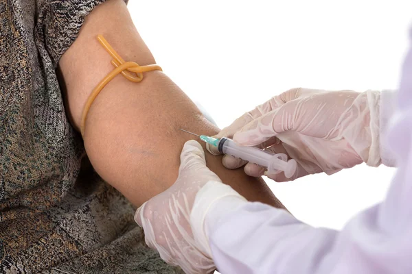 El médico extrae muestras de sangre del brazo para análisis de sangre — Foto de Stock