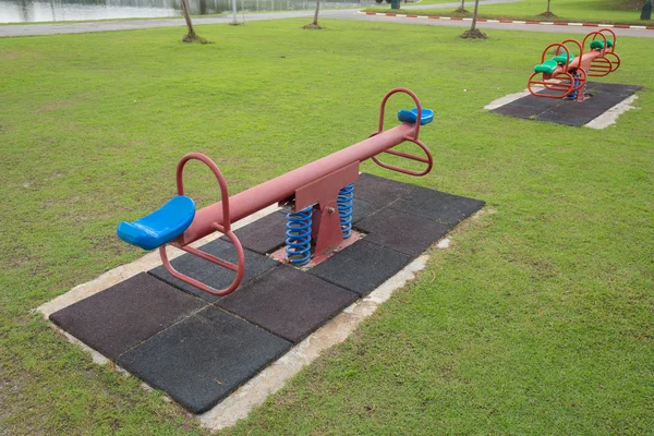 Bir çocuk oyun alanı üzerinde tahterevalli — Stok fotoğraf