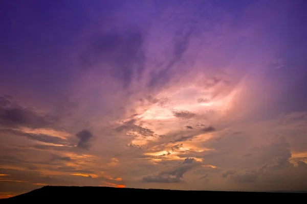 Silhueta de pôr-do-sol sobre a montanha negra escura — Fotografia de Stock