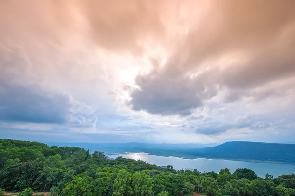 Barragem de reservatório Lam Takong com luz solar — Fotografia de Stock