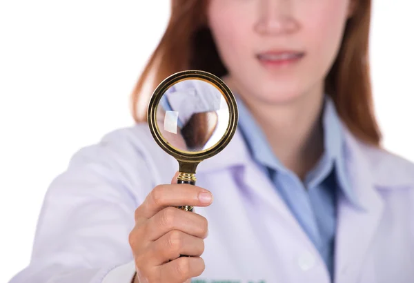 Закрыть "Увеличительное стекло" с женщиной-врачом — стоковое фото