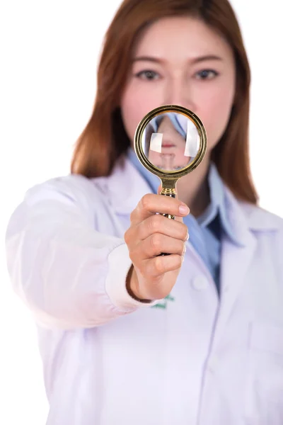 Nära håll förstoringsglas med kvinnliga läkare — Stockfoto