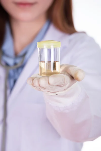 Doctor's hand met een fles van urine monster — Stockfoto