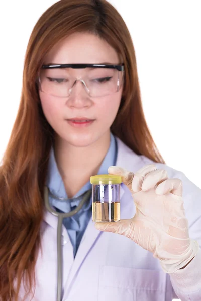 Doctor's hand met een fles van urine monster — Stockfoto