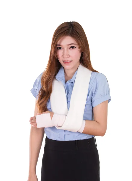 Mulher com um braço ferido envolto em uma bandagem elástica — Fotografia de Stock