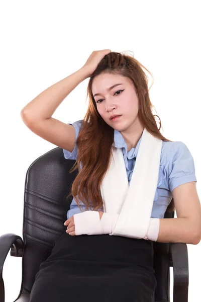 Mulher com um braço ferido envolto em uma bandagem elástica — Fotografia de Stock
